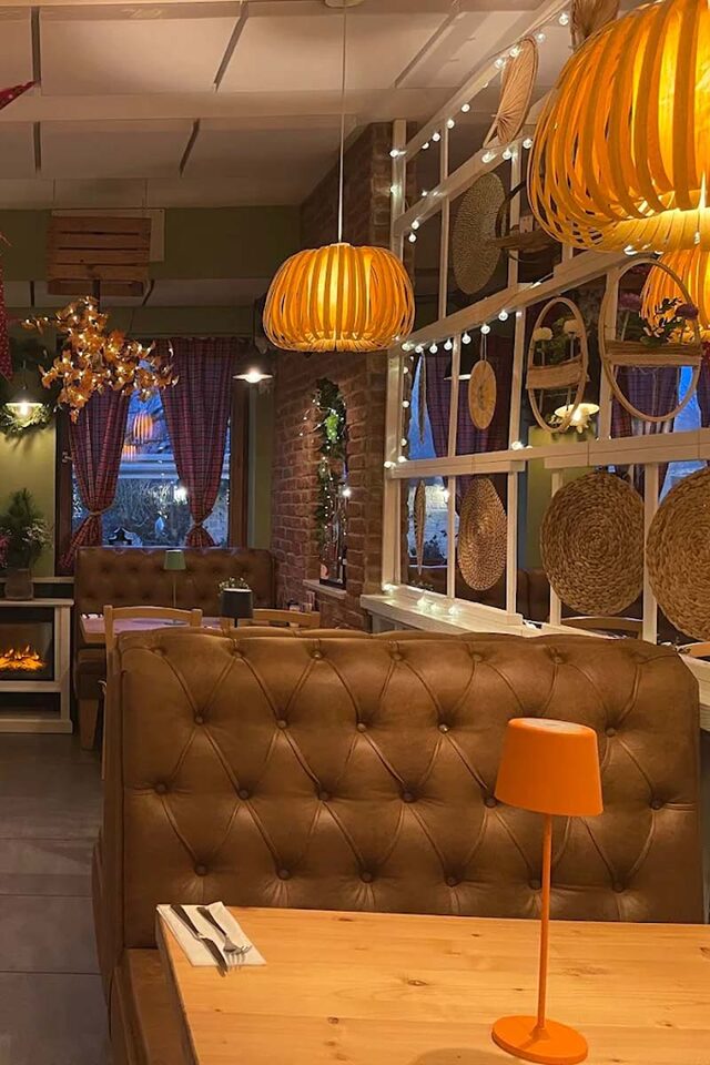 Gastraum der Taverna Pelagos – warmes Holz und Amberlicht