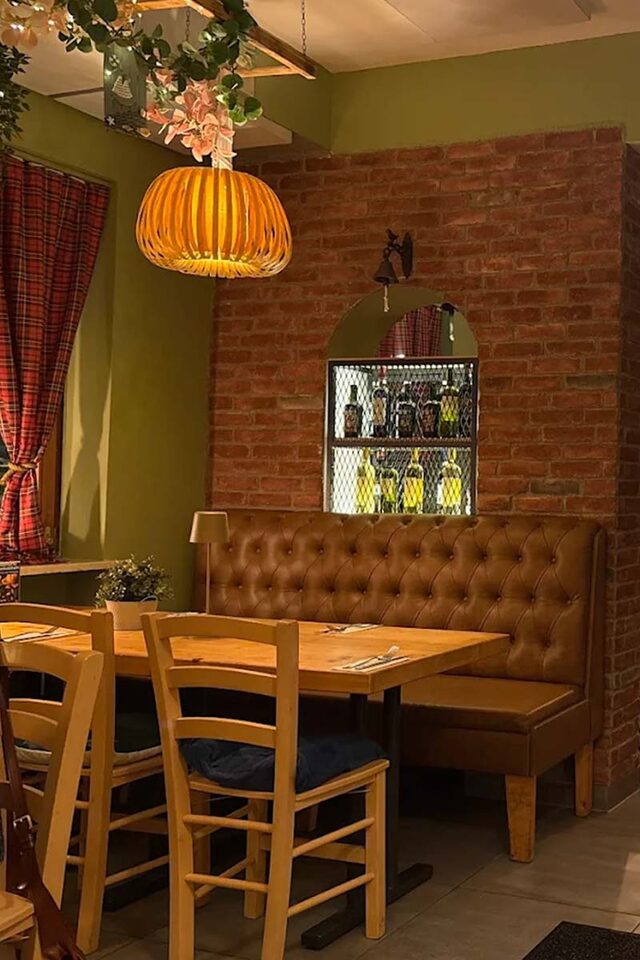 Gastraum der Taverna Pelagos – warmes Holz und Amberlicht